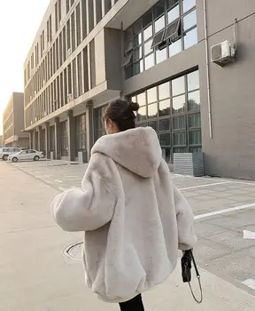 Корейската версия на свободно космати палта дамски зимни имитация на кожа заек Рекс средна дължина 2023, ново утолщенное палто с качулка